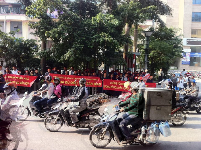 Sự việc gây sự chú ý của rất đông người đi đường.