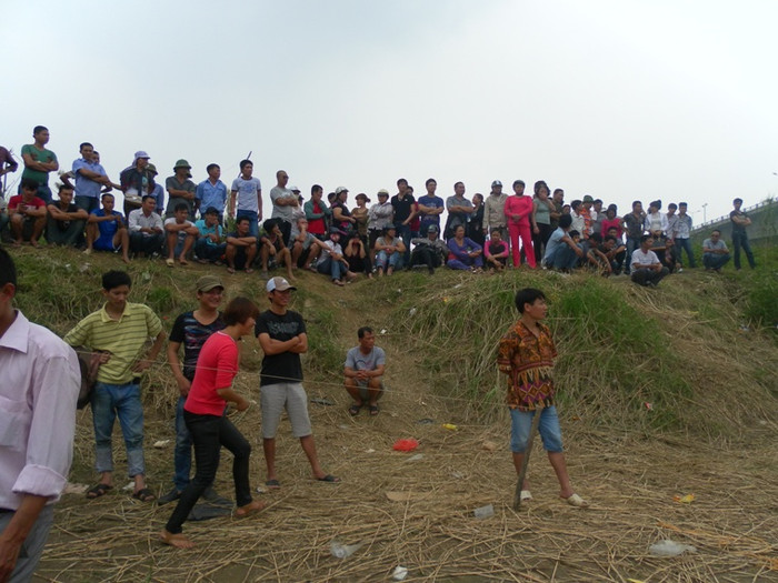 Mọi người kéo đến kìn bờ sông nghe tin báo Nghi vấn tìm được xác chị Huyền Mọi người kéo đến kìn bờ sông nghe tin báo Nghi vấn tìm được xác chị Huyền