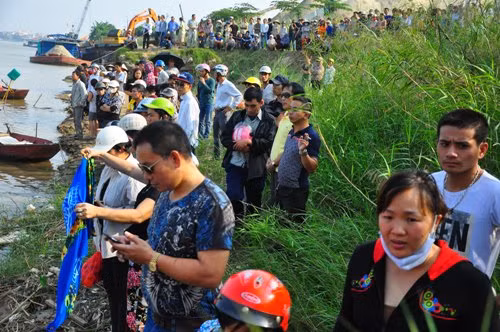 Rất nhiều người dân vẫn đến đoạn sông dưới chân cầu Thanh Trì để theo dõi nỗ lực tìm kiếm xác của nạn nhân