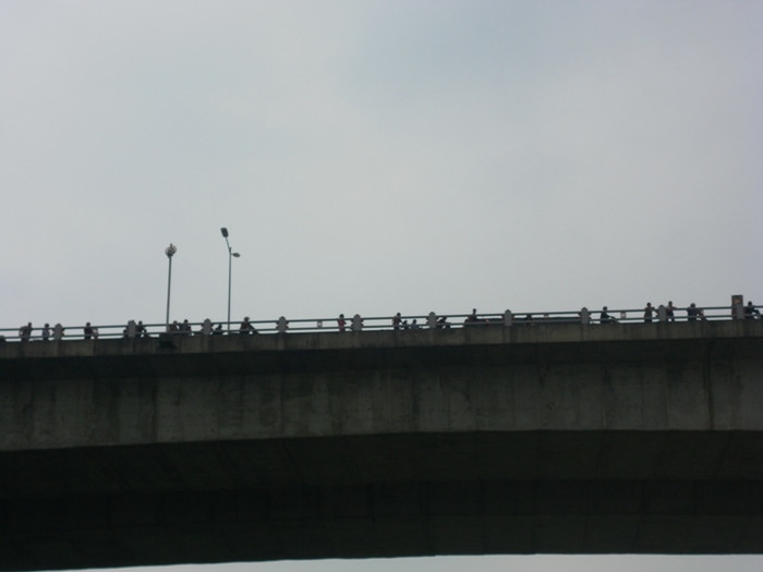 Người qua đường đứng chật cầu khi nghe tin về xác nạn nhân Người qua đường đứng chật cầu khi nghe tin về xác nạn nhân