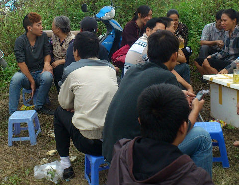 Xuất hiện 2 quán trà đá lúc nào cũng đông nghịt khách Xuất hiện 2 quán trà đá lúc nào cũng đông nghịt khách