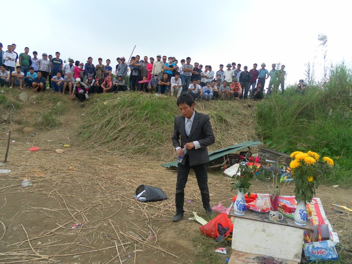 "Thầy" cảm ơn "vong" chị Huyền giúp tìm được xác. "Thầy" cảm ơn "vong" chị Huyền giúp tìm được xác.