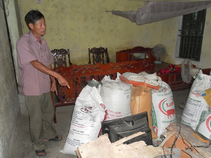 Đồ đạc trong nhà ông Khải tan hoang