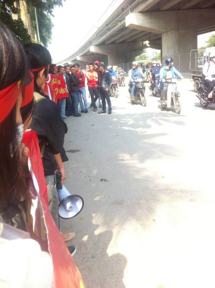 Người dân bị bảo vệ sàn giao dịch Mường Thanh đuổi, phải tràn xuống lòng đường để đòi quyền lợi.