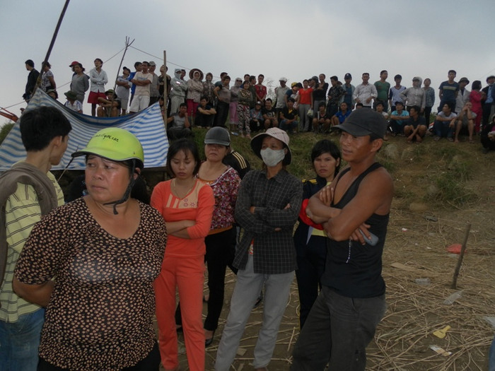Mọi người đổ xô đến nghe tin báo: Nghi vấn tìm được xác Mọi người đổ xô đến nghe tin báo: Nghi vấn tìm được xác