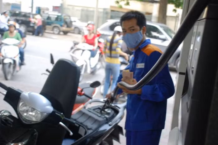 Giá xăng trong nước tuy giảm nhưng vẫn cao hơn giá xăng tại một số thị trường như Mỹ, Singapore... Giá xăng trong nước tuy giảm nhưng vẫn cao hơn giá xăng tại một số thị trường như Mỹ, Singapore...