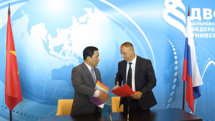 Ông Đinh Việt Phương - Phó TGĐ VietJet Air và Tổng Giám đốc Sân bay Vladivostok (Nga) ký thỏa thuận Ông Đinh Việt Phương - Phó TGĐ VietJet Air và Tổng Giám đốc Sân bay Vladivostok (Nga) ký thỏa thuận