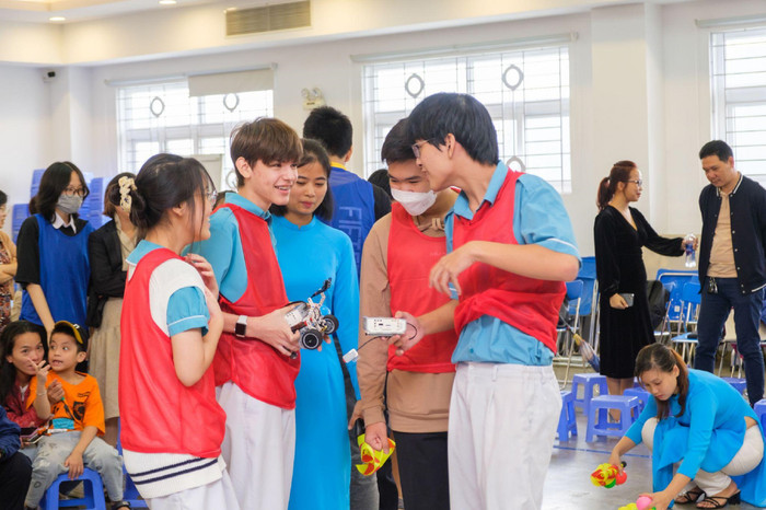 Patrik David Herciu (thứ hai từ trái sang) đang tham gia cuộc thi về robot. Ảnh: PQ Patrik David Herciu (thứ hai từ trái sang) đang tham gia cuộc thi về robot. Ảnh: PQ