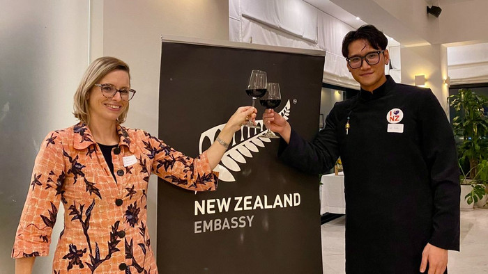 Lê Văn Kiên và giáo viên của mình trong quá trình du học tại New Zealand (Ảnh: NVCC). Lê Văn Kiên và giáo viên của mình trong quá trình du học tại New Zealand (Ảnh: NVCC).