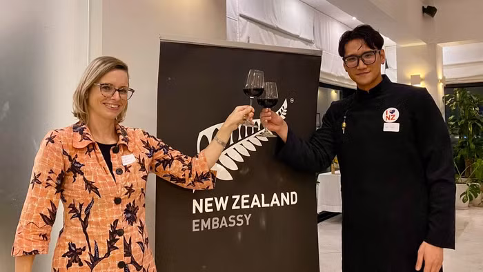 Lê Văn Kiên và giáo viên của mình trong quá trình du học tại New Zealand (Ảnh: NVCC). Lê Văn Kiên và giáo viên của mình trong quá trình du học tại New Zealand (Ảnh: NVCC).