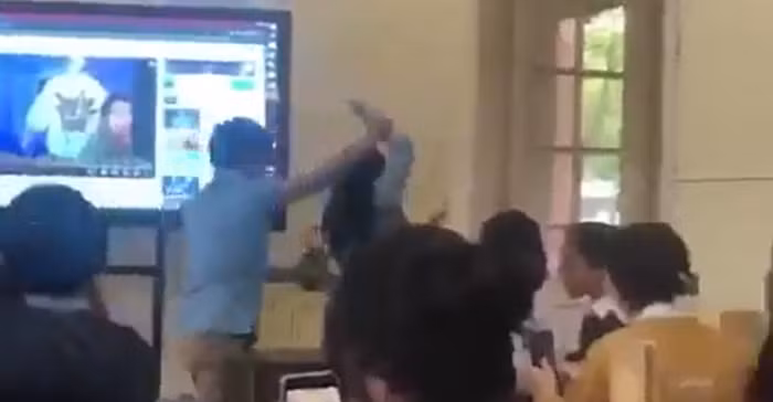 Kiểm tra toàn diện nhà trường, nơi xảy ra vụ việc một nữ giáo viên bị đồng nghiệp khóa tay, đẩy ra khỏi lớp trước mặt học sinh. Ảnh cắt từ clip