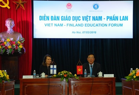 Bộ trưởng Bộ GD&amp;ĐT Phạm Vũ Luận, Bộ trưởng Ngoại thương và Phát triển Phần Lan Lenita Toivakka tại diễn đàn