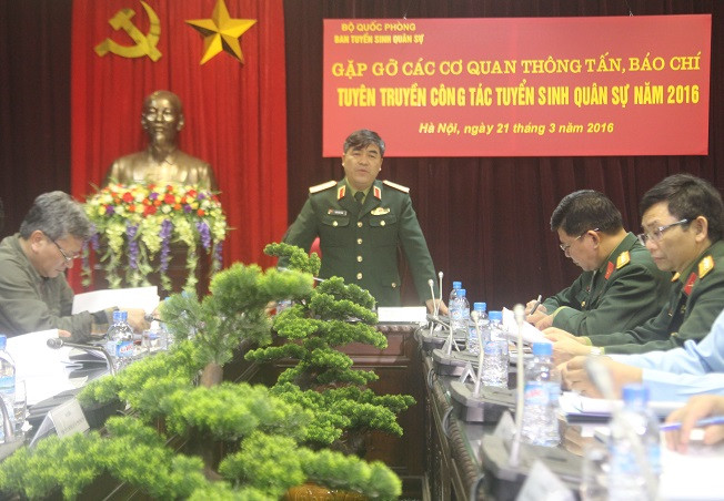 Thiếu tướng Trần Hữu Phúc, Cục trưởng Cục Nhà trường (Bộ Tổng Tham mưu Quân đội nhân dân Việt Nam), Phó Trưởng Ban Thường trực Ban Tuyển sinh Quân sự Bộ Quốc phòng chủ trì buổi gặp mặt. (Ảnh: Thùy Linh)