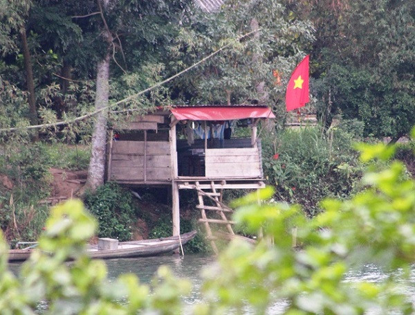 “Chốt thu phí” mà các công ty lập ra để bắt các chủ đò mua phiếu (Ảnh: Thủy Phan) “Chốt thu phí” mà các công ty lập ra để bắt các chủ đò mua phiếu (Ảnh: Thủy Phan)