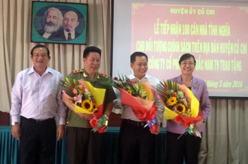 Trung tướng Bùi Văn Thành và đại diện nhà tài trợ Phan Văn Anh Vũ, Chủ tịch HĐQT Công ty Cổ phần Nova Bắc Nam 79 nhận hoa thay cho lời cảm ơn sâu sắc của nhân dân Củ Chi Trung tướng Bùi Văn Thành và đại diện nhà tài trợ Phan Văn Anh Vũ, Chủ tịch HĐQT Công ty Cổ phần Nova Bắc Nam 79 nhận hoa thay cho lời cảm ơn sâu sắc của nhân dân Củ Chi