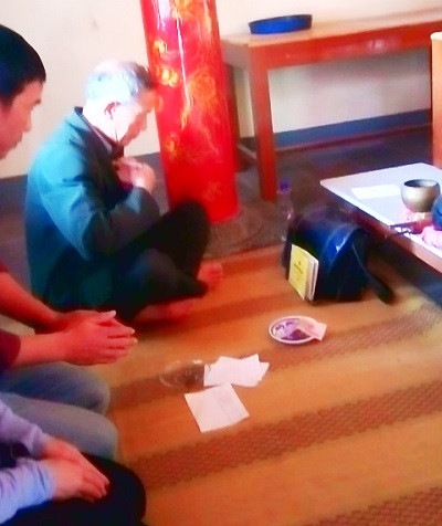 Thầy cúng nhanh chóng cho tiền vào túi sau khi khách đặt lễ (Ảnh cắt từ clip: Thủy Phan) Thầy cúng nhanh chóng cho tiền vào túi sau khi khách đặt lễ (Ảnh cắt từ clip: Thủy Phan)