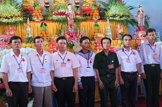 Anh Thoa (thứ 2 từ phải qua trái) cùng các cựu binh Gạc Ma được mời vào dự đêm đấu giá tranh “Gạc Ma – Vòng Tròn Bất Tử” và Đại Lễ Tưởng Niệm – Cầu siêu 64 Liệt sĩ Gạc Ma tại chùa Vĩnh Nghiêm ngày 22/7/2015. (Ảnh; Trọng Quân) Anh Thoa (thứ 2 từ phải qua trái) cùng các cựu binh Gạc Ma được mời vào dự đêm đấu giá tranh “Gạc Ma – Vòng Tròn Bất Tử” và Đại Lễ Tưởng Niệm – Cầu siêu 64 Liệt sĩ Gạc Ma tại chùa Vĩnh Nghiêm ngày 22/7/2015. (Ảnh; Trọng Quân)