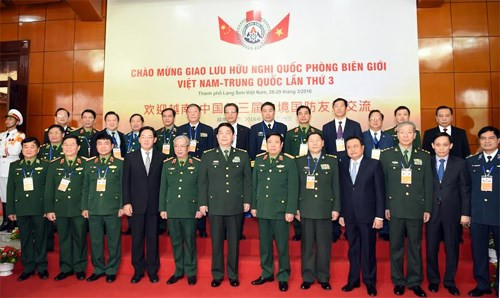 Lãnh đạo Bộ Quốc phòng hai nước chụp ảnh lưu niệm trước buổi toạ đàm. Lãnh đạo Bộ Quốc phòng hai nước chụp ảnh lưu niệm trước buổi toạ đàm.