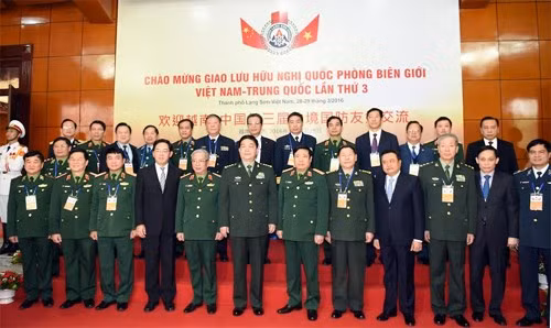 Lãnh đạo Bộ Quốc phòng hai nước chụp ảnh lưu niệm trước buổi toạ đàm.