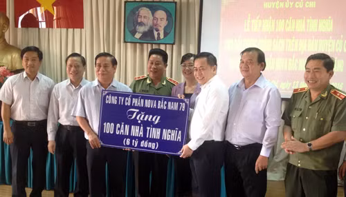 Ông Phan Văn Anh Vũ, Chủ tịch HĐQT Công ty Cổ phần Nova Bắc Nam 79 trao tặng món quà 100 căn nhà tình nghĩa (trị giá 6 tỷ đồng) cho huyện Củ Chi Ông Phan Văn Anh Vũ, Chủ tịch HĐQT Công ty Cổ phần Nova Bắc Nam 79 trao tặng món quà 100 căn nhà tình nghĩa (trị giá 6 tỷ đồng) cho huyện Củ Chi