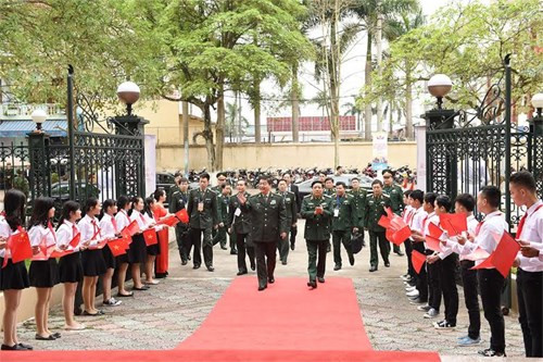 Bộ trưởng Quốc phòng Việt Nam – Trung Quốc tiến vào hội trường trong cờ hoa rực rỡ. Bộ trưởng Quốc phòng Việt Nam – Trung Quốc tiến vào hội trường trong cờ hoa rực rỡ.
