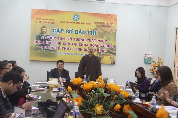 Thượng tọa Thích Đức Thiện thông tin với báo chí về tôn trí tượng Phật Ngọc hòa bình thế giới tại chùa Hoằng Phúc. (Ảnh: Thùy Linh)