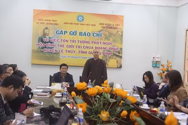 Thượng tọa Thích Đức Thiện thông tin với báo chí về tôn trí tượng Phật Ngọc hòa bình thế giới tại chùa Hoằng Phúc. (Ảnh: Thùy Linh)