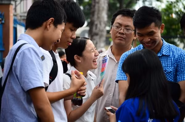 Thầy giáo “bày mưu” giúp học sinh giành điểm cao môn Ngữ văn (Ảnh: tuoitre.vn)