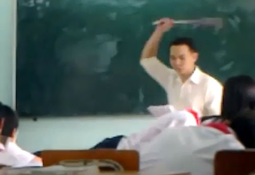 Thầy cô bao giờ cũng yêu thương học sinh, thế nhưng liệu học sinh có tôn trọng thầy cô hay không, hay như bây giờ càng ngày càng lấn át và không tôn trọng. (Ảnh: news.zing.vn)