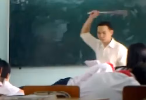 Thầy cô bao giờ cũng yêu thương học sinh, thế nhưng liệu học sinh có tôn trọng thầy cô hay không, hay như bây giờ càng ngày càng lấn át và không tôn trọng. (Ảnh: news.zing.vn)