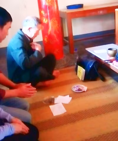 Thầy cúng nhanh chóng cho tiền vào túi sau khi khách đặt lễ (Ảnh cắt từ clip: Thủy Phan)