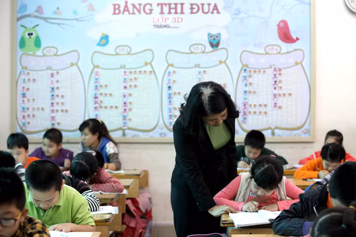 Khi nhà trường còn bị khống chế về chỉ tiêu thì giáo viên còn bị “ép” đi thi (Ảnh: vietnamnet.vn)