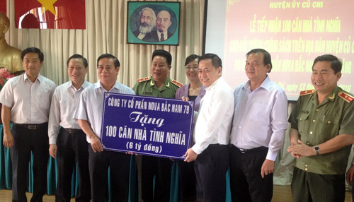 Ông Phan Văn Anh Vũ, Chủ tịch HĐQT Công ty Cổ phần Nova Bắc Nam 79 trao tặng món quà 100 căn nhà tình nghĩa (trị giá 6 tỷ đồng) cho huyện Củ Chi Ông Phan Văn Anh Vũ, Chủ tịch HĐQT Công ty Cổ phần Nova Bắc Nam 79 trao tặng món quà 100 căn nhà tình nghĩa (trị giá 6 tỷ đồng) cho huyện Củ Chi