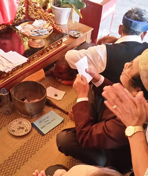 Mỗi thầy đều có một “hũ đựng tiền” để khách đặt lễ (Ảnh: Thủy Phan) Mỗi thầy đều có một “hũ đựng tiền” để khách đặt lễ (Ảnh: Thủy Phan)