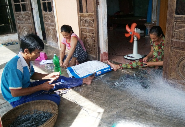 Vì nuôi tôm thua lỗ, ông Nguyễn Văn Dội đành quay lại với nghề đi biển để có tiền trả lãi ngân hàng (Ảnh: Thủy Phan) Vì nuôi tôm thua lỗ, ông Nguyễn Văn Dội đành quay lại với nghề đi biển để có tiền trả lãi ngân hàng (Ảnh: Thủy Phan)