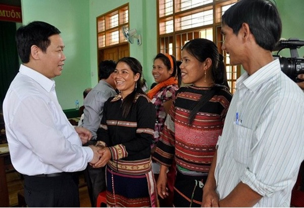Ông Vương Đình Huệ thăm hỏi đời sống người dân xã vùng cao An Toàn (Bình Định) Ông Vương Đình Huệ thăm hỏi đời sống người dân xã vùng cao An Toàn (Bình Định)