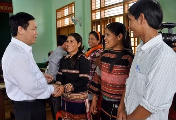 Ông Vương Đình Huệ thăm hỏi đời sống người dân xã vùng cao An Toàn (Bình Định)