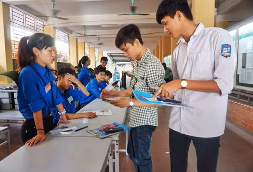 Thí sinh phải xuất trình Chứng minh nhân dân khi vào phòng thi (Ảnh: vnexpress.net)