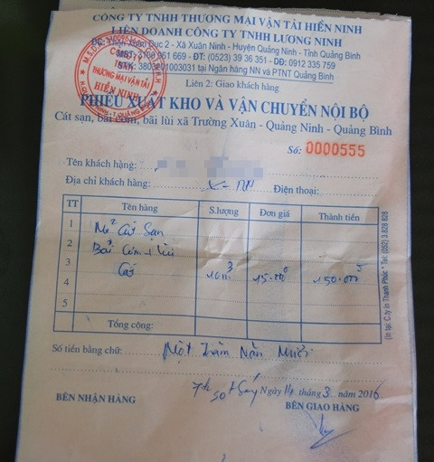 Phiếu thu mà các chủ đò phải mua khi khai thác trên sông Long Đại (Ảnh: Thủy Phan) Phiếu thu mà các chủ đò phải mua khi khai thác trên sông Long Đại (Ảnh: Thủy Phan)