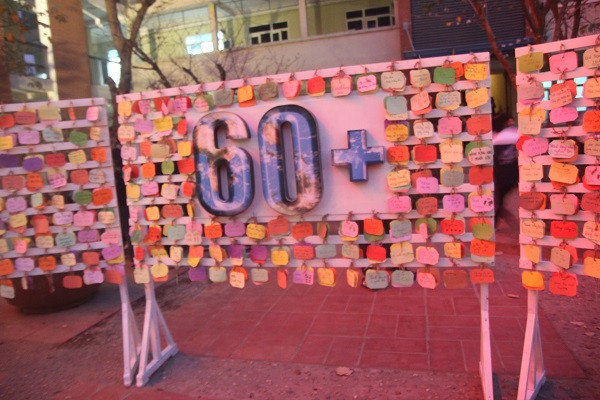 Học sinh viết lên ước mơ của mình khi tham gia Chiến dịch