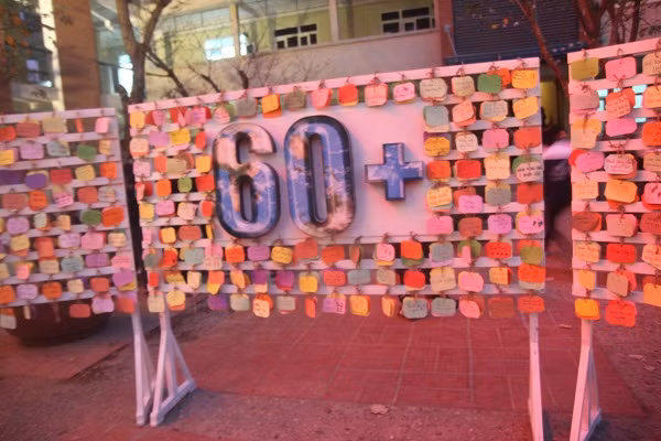 Học sinh viết lên ước mơ của mình khi tham gia Chiến dịch