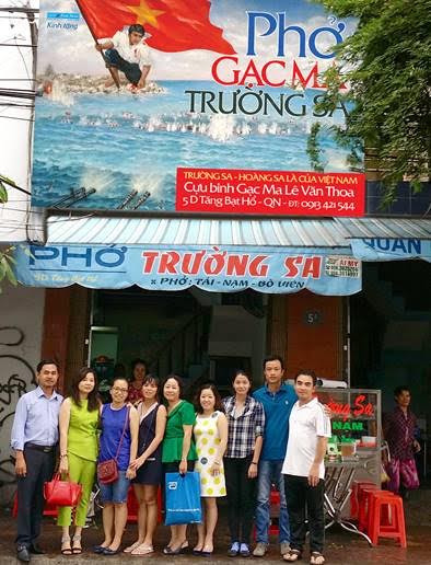 Cựu binh Gạc Ma Lê Minh Thoa (ngoài cùng bên phải) cùng anh em công ty sách First News – Trí Việt trong ngày khai trương quán phở Gạc Ma – Trường Sa tại 5D Tăng Bạt Hổ, Qui Nhơn, Bình Định (Ảnh : Quang Lâm) Cựu binh Gạc Ma Lê Minh Thoa (ngoài cùng bên phải) cùng anh em công ty sách First News – Trí Việt trong ngày khai trương quán phở Gạc Ma – Trường Sa tại 5D Tăng Bạt Hổ, Qui Nhơn, Bình Định (Ảnh : Quang Lâm)