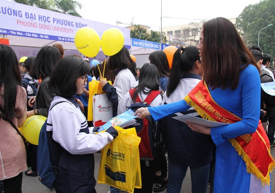 Học sinh đang “bội thực” vì tư vấn tuyển sinh (Ảnh: Thùy Linh) Học sinh đang “bội thực” vì tư vấn tuyển sinh (Ảnh: Thùy Linh)