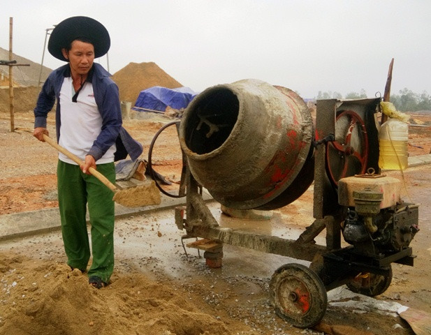 Cựu binh Nguyễn Văn Lục phải đi làm thuê đủ nghề để mưu sinh (Ảnh: Thủy Phan) Cựu binh Nguyễn Văn Lục phải đi làm thuê đủ nghề để mưu sinh (Ảnh: Thủy Phan)