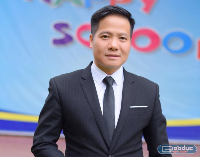 Thầy giáo Đào Chí Mạnh - Hiệu trưởng Trường Tiểu học Hội Hợp B. Ảnh: NVCC