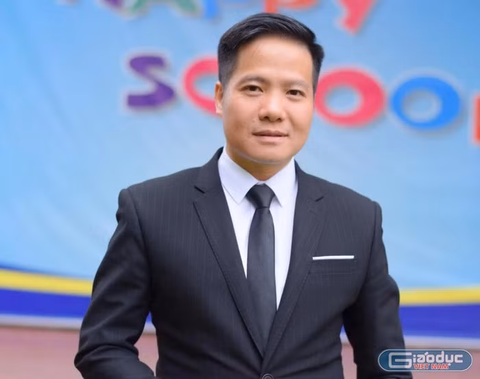 Thầy giáo Đào Chí Mạnh - Hiệu trưởng Trường Tiểu học Hội Hợp B. Ảnh: NVCC