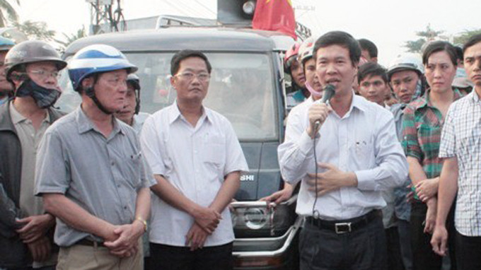 Bí thư Tỉnh ủy Võ Văn Thưởng (cầm micrô) đối thoại với dân - Ảnh: Trà Minh/ Tuổi Trẻ Bí thư Tỉnh ủy Võ Văn Thưởng (cầm micrô) đối thoại với dân - Ảnh: Trà Minh/ Tuổi Trẻ