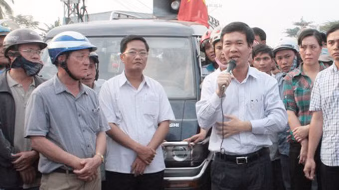 Bí thư Tỉnh ủy Võ Văn Thưởng (cầm micrô) đối thoại với dân - Ảnh: Trà Minh/ Tuổi Trẻ