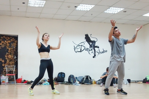 Không khí làm việc của ê-kíp rất sôi nổi, Mỹ Tâm cũng rất vui vẻ và thoải mái để tinh thần được dâng cao. Không khí làm việc của ê-kíp rất sôi nổi, Mỹ Tâm cũng rất vui vẻ và thoải mái để tinh thần được dâng cao.