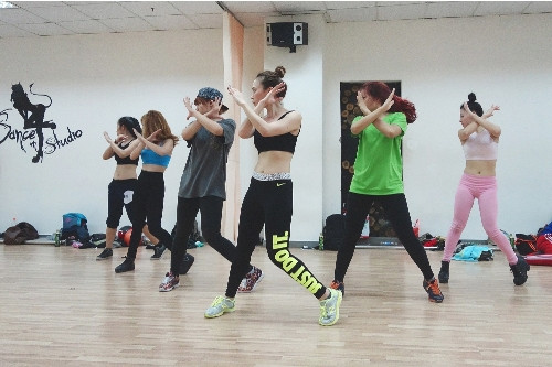 Vừa từ Mỹ trở về trong chuyến lưu diễn, Mỹ Tâm giam mình và theo sát thời gian biểu khắc nghiệt tại phòng tập cùng vũ đoàn. Vừa từ Mỹ trở về trong chuyến lưu diễn, Mỹ Tâm giam mình và theo sát thời gian biểu khắc nghiệt tại phòng tập cùng vũ đoàn.